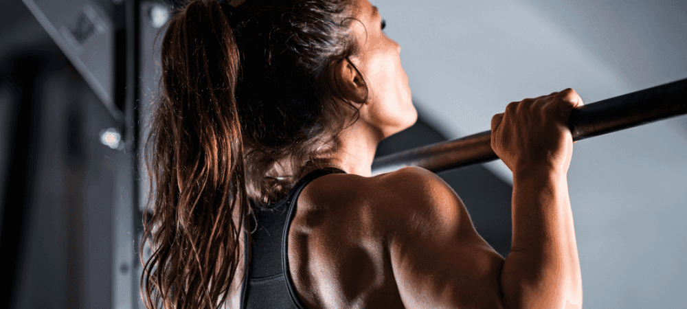 athletic person doing a perfect form pullup exercise 